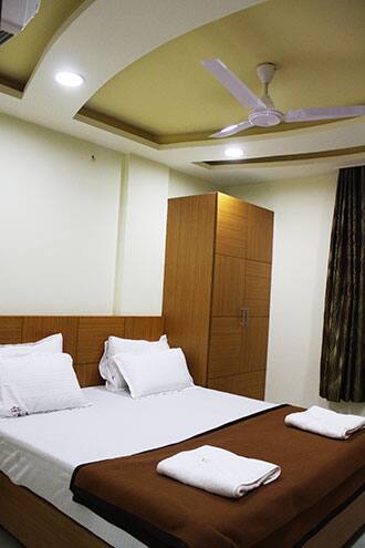 White House Service Apartmtent 1, Vadodara 2